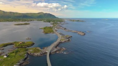 Atlantik Okyanusu Yolu, Atlanterhavsveien, Norveç, manzaranın güzelliğini vurguluyor. Suyun her iki tarafını birbirine bağlayan köprü gibi huzur ve bağlantı.