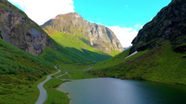 Norveç fiyortları Stavbergvatnet Urke, Norveç 'te yeşil dağlarla çevrili küçük bir gölet.