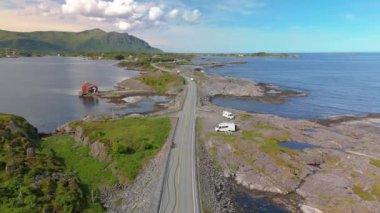 Atlantik Okyanusu Yolu Norveç, okyanusa giden manzaralı bir yol. İzleyiciler, yukarıdan güzelliğini, insansız hava aracını gösteren, resmedilmeye değer bir kıyı manzarasında bir yolculuğa çıkıyorlar.