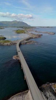 Atlantik Okyanusu Yolu Norveç, okyanusa giden yol. Resmedilmeye değer bir kıyı manzarasında bir yolculuk, yukarıdan güzelliğini vurgulayan, Norveç 'teki bir okyanus yolunun insansız hava aracı görüntüsü