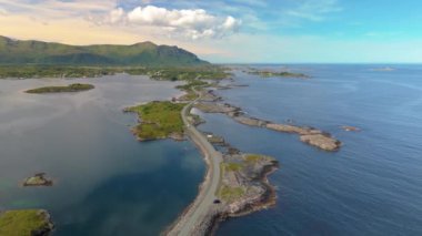 Atlantik Okyanusu Yolu Norveç, okyanusa giden manzaralı bir yoldur. İzleyiciler, yukarıdan güzelliğini vurgulayarak, resmedilmeye değer bir kıyı manzarasında bir yolculuğa çıkarlar.