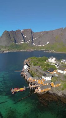 Norveç 'in tarihi Sakrisoy köyü İskandinavya' da geleneksel sarı balıkçı kulübeleri