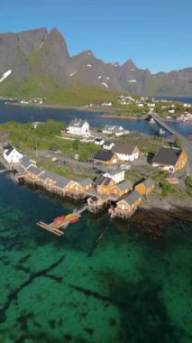 Lofoten Adaları Norveç, manzaralı Lofoten Adaları takımadaları. Tarihi Sakrisoy köyünde geleneksel sarı balıkçı Rorbuer kulübeleri.