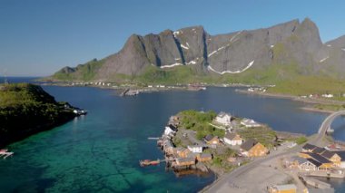 Norveç 'in Lofoten Adaları, Norveç' in Sakrisoy, Norveç, İskandinavya 'nın tarihi köyünde geleneksel sarı balıkçı Rorbuer kulübeleriyle Lofoten Adaları manzarası