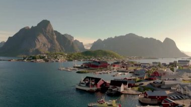 Sabahları Lofoten Adaları Norveç, yazın Lofoten Adaları, Lofoten Adaları ve Lofoten Adaları 'ndaki fiyordun sularındaki Reine köyü.