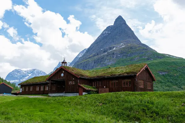 Norveç 'te, otlak çatılı kırsal ahşap bir kulübe yemyeşil dağların arasına yerleşmiş, huzurlu ve güzel bir manzara yaratmaktadır. Norveç 'in iç kesimlerindeki en güzel dağ vadisi