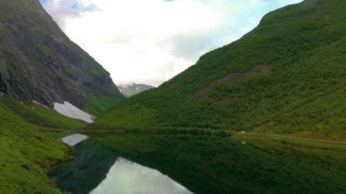 Büyük dağlarla çevrili, vadideki huzurlu bir gölün etkileyici hava manzarası, tüm ihtişamıyla doğanın güzelliğini yansıtıyor, Norweigan fiyortları Stavbergvatnet Urke
