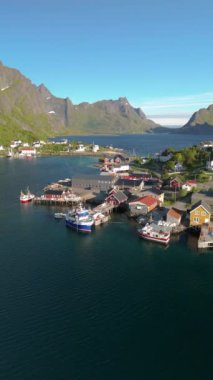 Norveç 'in Lofoten Adaları, Norveç' in Lofoten Adaları, Lofoten Adaları 'ndaki fiyordun suları üzerindeki Reine köyü yaz mevsiminde güzel bir sabah.