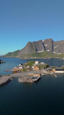 Lofoten Adaları Norveç, manzaralı Lofoten Adaları takımadaları. Bir yaz sabahı Sakrisoy 'un tarihi köyünde geleneksel sarı balıkçı Rorbuer kulübeleri.