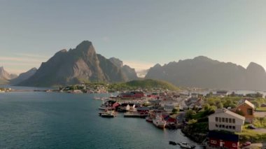 Lofoten Adaları Gün doğumunda Norveç Reine Köyü