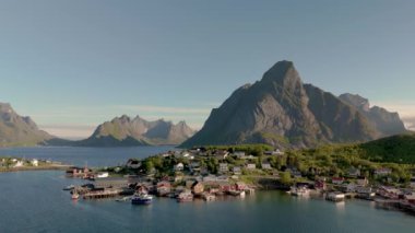 Lofoten Adaları Norveç, Reine Köyü Lofoten Adaları, Norveç, Lofoten Adaları 'nda yaz aylarında fiyort