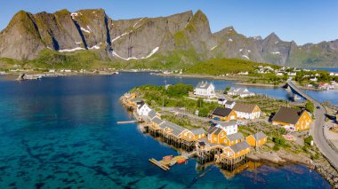 Sakrisoy, Lofoten, Norveç Lofoten, Norveç 'te renkli evleri ve iki adayı birbirine bağlayan bir köprüsü olan küçük bir köy. Berrak mavi su ve çarpıcı dağ zemin tablosu resim gibi bir manzara yaratır..