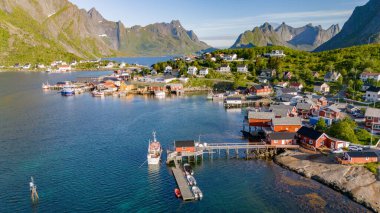 Norveç 'in Lofoten takımadalarında dağlarla ve sakin sularla çevrili manzaralı bir balıkçı köyü huzurlu ve huzurlu bir manzara yaratıyor. Reine, Lofoten, Norveç