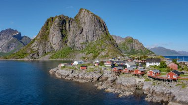 Norveç 'in Lofoten Adaları' ndaki Hamnoy balıkçı köyü, kırmızı rorbu evleri, dramatik dağların arasına yerleşmiş pitoresk bir köy ve Norveç 'in Lofoten Adaları' nda sakin bir fiyort..