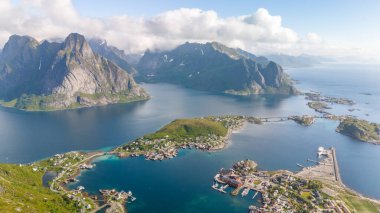 Norveç 'in Lofoten Adaları' ndaki güzel bir köy olan Reine 'in hava manzarası dramatik dağları, berrak suları ve büyüleyici limanı gözler önüne seriyor. Reinebringen, Lofoten, Norveç