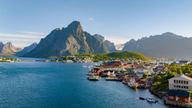 Görkemli dağlarla çevrili büyüleyici bir Norveç sahil köyü ve sakin mavi bir deniz manzarası. Reine, Lofoten, Norveç
