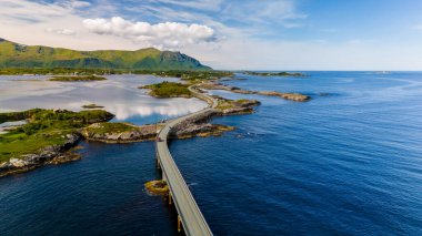 Norveç 'teki pitoresk bir fiyortta sallanan bir köprünün havadan görünüşü bölgenin büyüleyici doğal güzelliğini gözler önüne seriyor. Atlantik Okyanusu Yolu Norveç