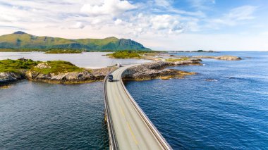 Norveç 'teki Atlantik Yolu' nun ikonik köprüsünün okyanus boyunca kıvrımlı görüntüsü..