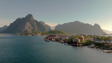 Norveç 'in Lofoten Adaları, Norveç' in Lofoten Adaları, Lofoten Adaları, Lofoten Adaları 'nda yaz mevsiminde fiyort üzerindeki Reine köyü.