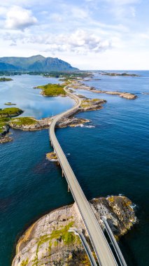 Norveç 'teki Atlantik Yolu Köprüsü' nün hava manzarası. Köprüleri gösteriyor. Manzaralı kıyı manzarası boyunca dolambaçlı yollar..