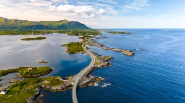 Norveç 'teki Atlantik Yolu Köprüsü' nün hava görüntüsü, benzersiz tasarımını gözler önüne seriyor adalar boyunca kıvrılıyor ve Norveç kıyı şeridinin nefes kesici güzelliği.