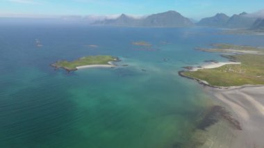 Kıyı adaları, berrak turkuaz suları ve dağlık çevresi olan Lofoten Norveç ile çarpıcı hava manzaraları sunar.