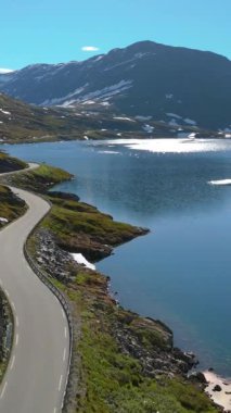 Huzurlu dağ gölü boyunca uzanan pitoresk bir yol doğada güzel ve büyüleyici bir kaçış sunuyor. Langvatnet, Geiranger, Norveç