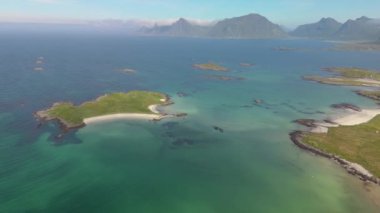 Sakin adalar ve kristal berrak suların yer aldığı Norveç kıyı manzarasının nefes kesici bir görüntüsü. Lofoten Norveç