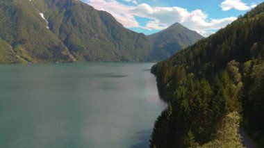 Dağ gölü yoğun bir ormanla çevrilidir, berrak gökyüzü bu hava manzarasında sükunetini artırır. Fjaerlandsfjorden, Fjord, Vestland, Norveç