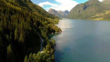 Orman ve tepelerle çevrili bir dağ gölü, nefes kesen doğal bir manzara, Fjaerlandsfjorden, Fjord, Vestland, Norveç