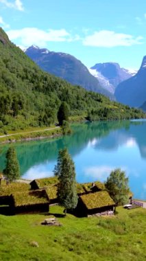 Dağlarla çevrili sakin bir göl, rahat kulübeler ve bereketli manzaralar huzurlu bir doğal inzivaya çekilmeyi davet ediyor. Lovatnet, Norveç