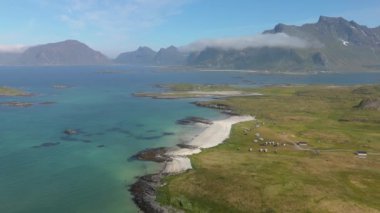 Beyaz kumlu plajları, berrak mavi suları ve manzaralı dağları olan el değmemiş bir kıyı şeridi. Lofoten Norveç