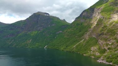 Bereketli yeşil bir vadide el değmemiş bir gölü olan sakin bir İskandinav dağ manzarası. Geiranger, Norveç Geirangerfjord
