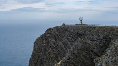 Norveç 'te engin okyanusa bakan kayalık bir uçurumun tepesinde büyük bir küre heykeli bulunur. Heykel popüler bir turizm merkezi ve Avrupa anakarasının en kuzey noktasının bir sembolü..