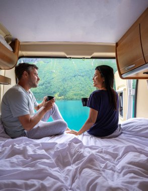 Bir çift, rahat bir sabah geçirir, kahvelerini yudumlar ve kamp arabalarının rahatlığından Norveç fiyortlarının muhteşem manzaralarını izlerler. Lovatnet Gölü Lodal Vadisi Norveç