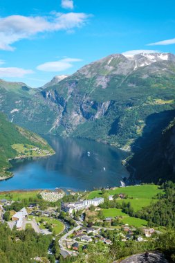Norveç 'teki Geirangerfjord' un nefes kesici manzarası, yükselen dağlar ve ışıl ışıl mavi bir su fiyortun eteğindeki büyüleyici bir köyü gözler önüne seriyor..