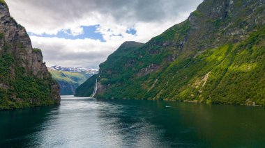 Norveç fiyordunun pitoresk bir görüntüsü, yükselen dağlar, yemyeşil yemyeşil ve sakin bir su kütlesi. Lovatnet Gölü Lodal Vadisi Norveç