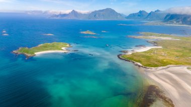 Norveç takımadalarının nefes kesici hava manzarası kristal berrak suları, el değmemiş plajları ve yemyeşil adaları gözler önüne seriyor. Kolbedeliden Sahili, Lofoten