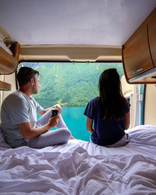 Bir çift, karavanda rahatlatıcı bir sabah geçirir ve Norveç fiyortlarının büyüleyici manzarasını seyreder. Lovatnet Gölü Lodal Vadisi Norveç, gezici bir evde çeşitli bir çift