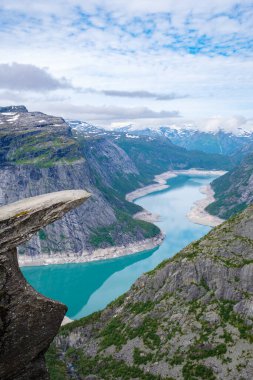 Norveç, Trolltunga 'dan dramatik bir manzara engebeli dağların arasından süzülen dolambaçlı fiyortları gösteriyor..