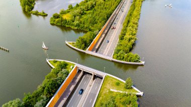 Aquaduct Veluwemeer, benzersiz bir mühendislik başarısı, teknelerin en az aksamayla kanalların altından geçmesine olanak sağlıyor..