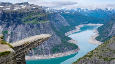 Pulpit Rock lakaplı Trolltunga kaya oluşumunun göz kamaştırıcı bir Norveç fiyorduna bakan manzarası. Trolltunga, Norveç,
