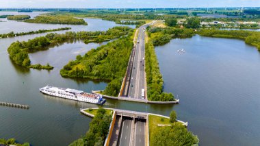 Hollanda 'daki Aquaduct Veluwemeer' de gezinen bir yolcu gemisi. Teknelerin otobanın üzerinden geçmesine izin veren eşsiz bir yapı..