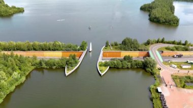 İnsansız hava aracı Aqueduct, Hollanda 'daki Veluwemeer' de Harderwijk 'teki su kemerinden havadan görüş. Su yolu ve otoyol yazın birlikte kör olur.