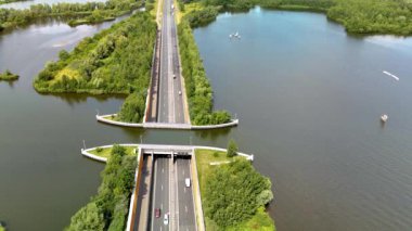 Su kemerinin en üst görüntüsü Hollanda 'daki Veluwemeer' deki Harderwijk 'teki su kemerinden gelmektedir. Su yolu ve otoyol güneşli bir yaz gününde birlikte kör eder.