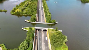 İnsansız hava aracı Aqueduct, Hollanda 'daki Veluwemeer' deki Harderwijk su kemerinden Aerial. Su yolu ve otoyol güneşli bir yaz gününde birlikte kör eder.