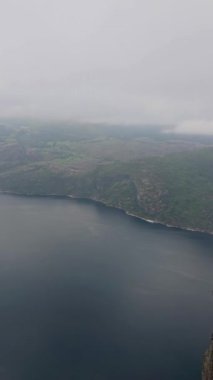 Bir gölün, dağların ve kayalıkların nefes kesici hava manzarası, uzak bir Norveç 'in doğal güzelliğini ve sükunetini gözler önüne seriyor.