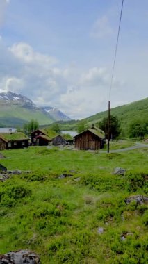 Video, sakin bir ortamda sakin evleri olan huzurlu bir köy sergiliyor. Huzur ve estetik için ideal bir yer. Norveç 'in iç kesimlerinde