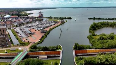 Hollanda 'daki Aqueduct Veluwemeer' e doğru sakin bir yolculuğa çıkın. Su yolu ve karayolunun eşsiz birleşimi keşif ve keyif için mükemmel büyüleyici bir ortam yaratır.