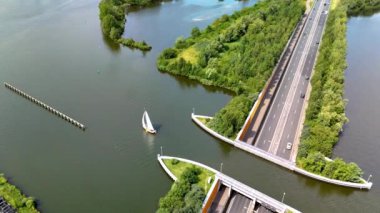 Hollanda 'daki Aqueduct Veluwemeer karayolu ve su yolunun yenilikçi kesişimlerinden biri olan Aqueduct Veluwemeer, altyapıyı doğal güzellikle harmanlıyor ve su ve yolun eşsiz bir kesişimini gösteriyor.